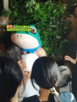 一群女人排队争相与男子拥抱，网友：都说女人好色看来是真的……