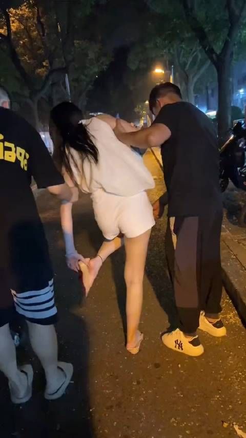 这女的到底是跟谁的？