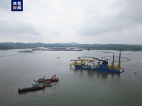 我国自主建造首艘超大型自航绞吸船“天鲸号”投入平陆运河建设施工