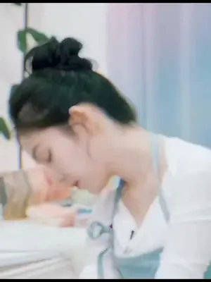 女子低头不见脚尖,便已是人间绝色