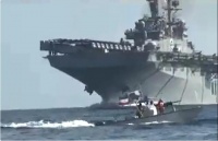 伊朗公布对峙画面：多艘快艇抵近美舰，美直升机“被迫”降落