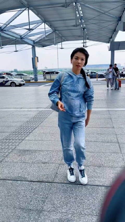 刘涛真的不容易，还要照顾家庭