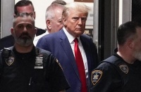 特朗普宣布将自首