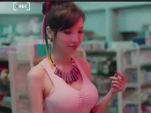 美女便利店买东西,不料前台的一个举动,直接把美女吓坏