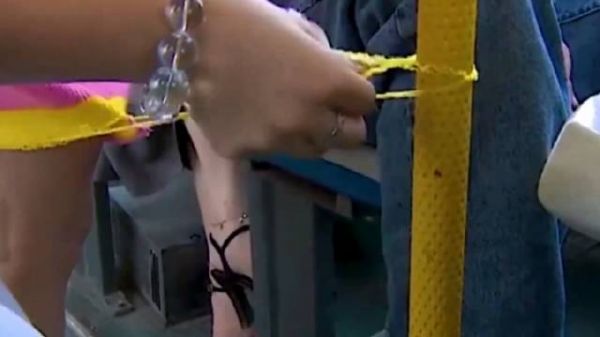 恶妇公交车上嫌弃农民工,被美女扒了裙子偷了手机