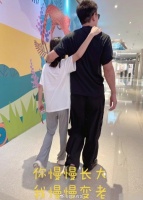 贾乃亮晒与甜馨搂肩背影照，照片中文字：你慢慢长大，我满满变老