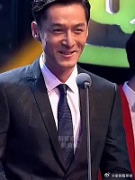 胡歌闫妮同台领奖，发表获奖感言相互调侃……