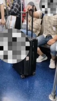 地铁上碰到女生箱子引发争执，这个男生脾气太火爆了吧