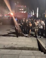 吉克隽逸被粉丝误刮伤 下台后捂脸离开现场