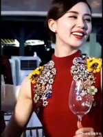 不顾俗人眼光嫁给了比她大17岁的大哥哥……