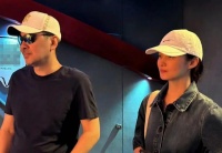 陈建斌小儿子罕见曝光，和爸穿亲子装太可爱，父子俩背影如复制