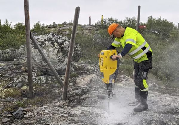施工中的挪威工人（欧洲新闻网报道截图）