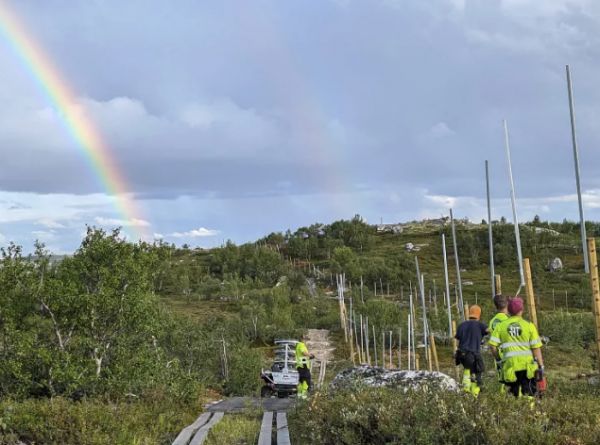 挪威工人沿着边境修建围栏（欧洲新闻网报道截图）