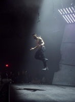 肉疼！歌手米格尔裸背穿钉挂自己 悬空开唱4分钟