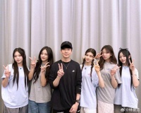 梦幻联动！林俊杰参观Hybe总部与NewJeans合照