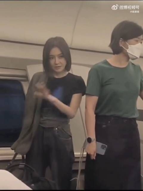 路人镜头下的明星,高铁偶遇秦岚,是有多幸运,本人又瘦又美……