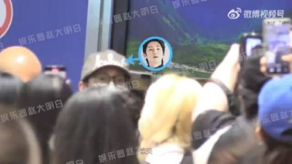 孙阳被狗仔拍到烟瘾很大,吃饭在店内抽,吃完出来在路边还抽……