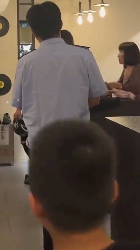 网友投稿:女子在店里面试衣服……