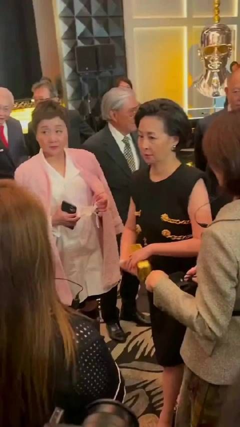 何超琼 四太梁安琪带领赌王家族出席活动……