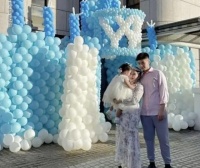 何超盈为女儿过4岁生日，高材生老公罕见露面，一家三口太温馨