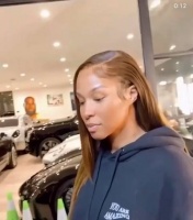 詹姆斯妻子自拍，背景自家车库停满豪车