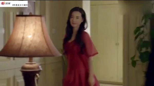男子深夜去拜访大哥,看见嫂子穿着睡裙来开门,问方便吗