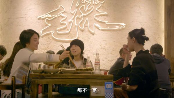 周迅窦靖童一起吃火锅,看似两代人的她们居然是好朋友