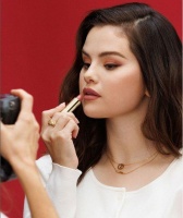 看梅西比赛的赛琳娜是谁4.2亿INS粉丝！C罗、安妞都有关注！