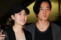 郑伊健现身日本超市被偶遇，旁边朴素女大肚子突出被猜是蒙嘉慧