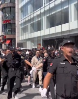 甄子丹尴尬了，沈阳街头被几十名保安围成圈保护，旁边路人却不多