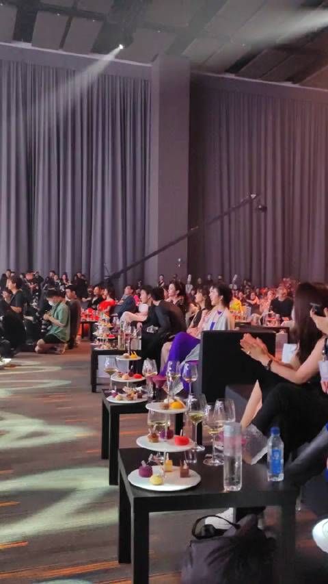 赵丽颖好牛，主办方安排她的座位是正正c位……
