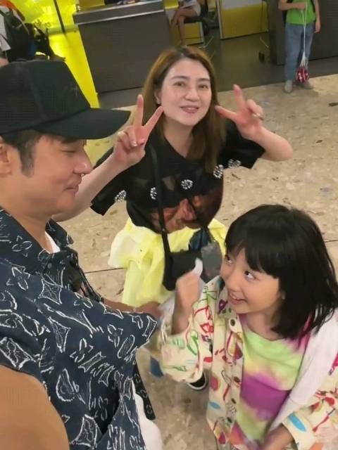 洪欣张丹峰送女儿去夏令营，9岁女儿将在国外体验独立生活……