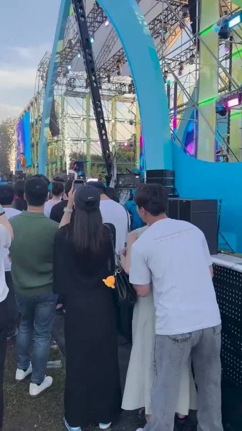 男朋友被熏醉了，美女的腋下也有味道吗？