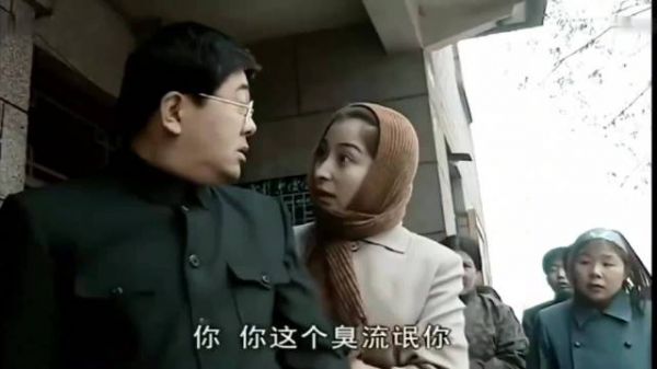 警官对着李云龙拍桌子,下一秒老李掏出证件,顿时慌了