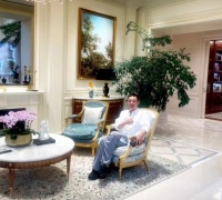 戏骨侯勇带妻子去庄园玩，女方发福仍精致，夫妻俩结婚多年无子女