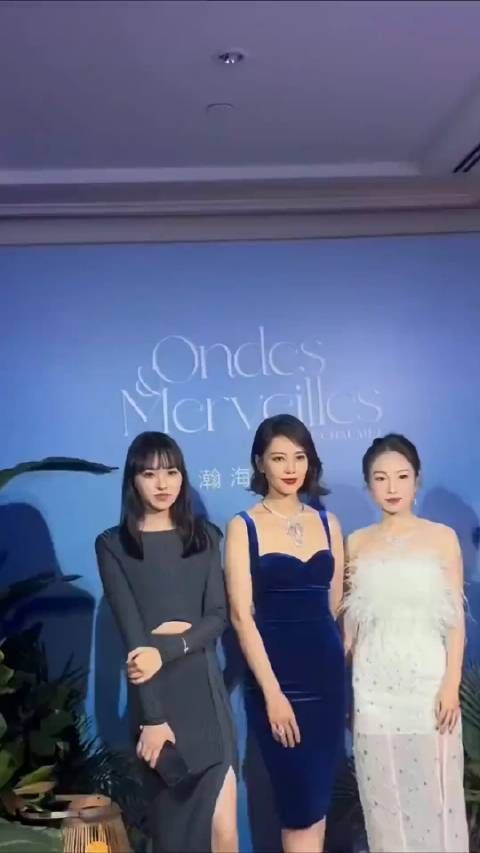 高圆圆 人长的漂亮还非常谦和。主动打招呼说你好