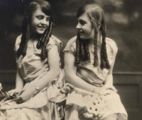 英国臀部连体姐妹：各自有男友，姐姐死后，妹妹拖着遗体2天后才去世……