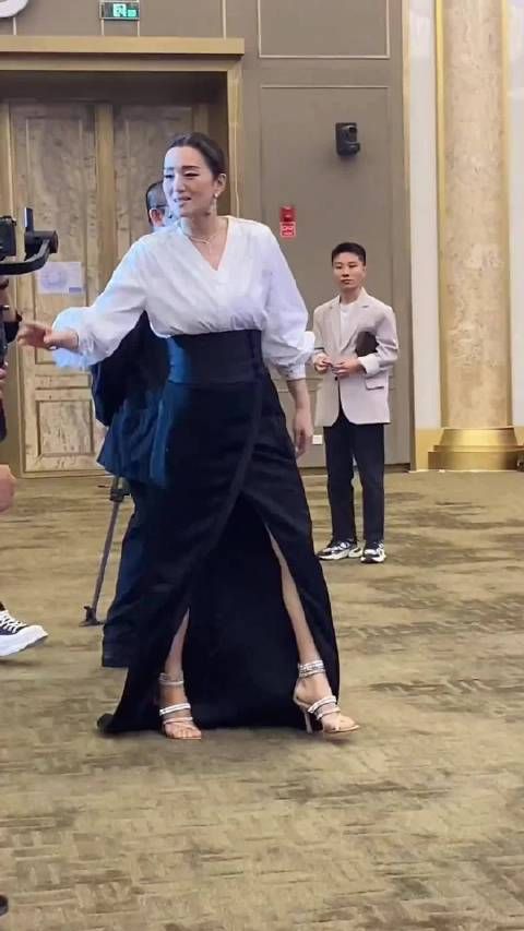 巩俐具有独特的气质,不需要很浓厚的妆容,自带气场!
