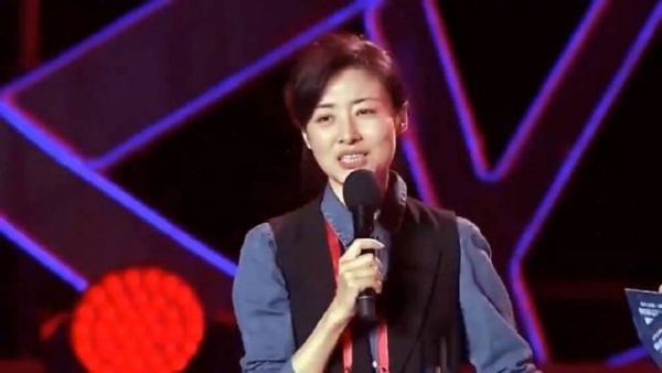 周涛害羞到底多迷人?素颜被拉上台瞬间震惊全场,王为念都看呆了