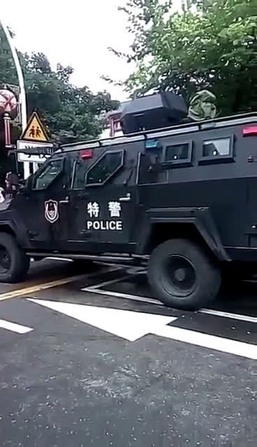 特警装甲车遭袭,特警迅速还击,与武装分子在街头展开对射