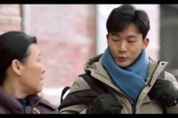 养子兴杰成百万富翁，带养父母搬进城里住上大房子……