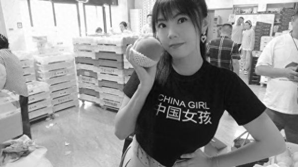 刘乐妍在江苏无锡进行助农直播带货,帮当地果农推销阳山水蜜桃。(受访者供图)