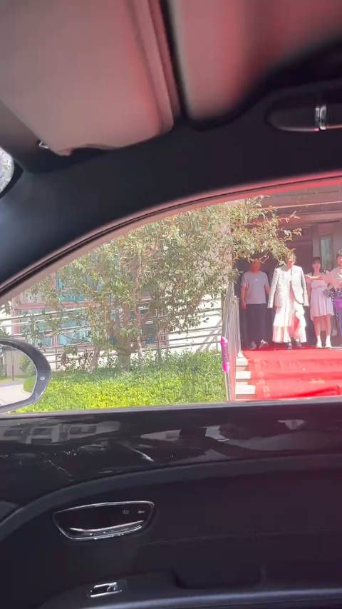 被伴娘徐璐刷屏了,太漂亮了