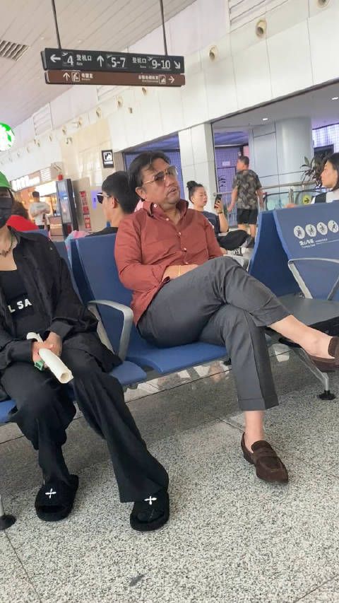 贾冰:什么档次,跟我坐同一个候车室