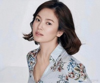 41岁宋慧乔现身新加坡，面部僵硬下巴侧歪 网友：人造脸太可怕