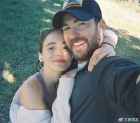 “美国队长”大婚！和小16岁的葡萄牙演员办婚礼，超级英雄们到场