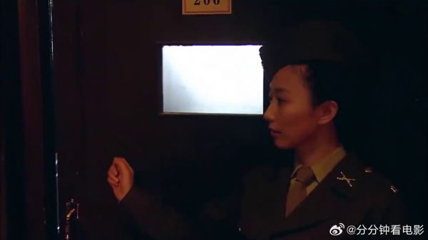 女军官怀疑上尉是地下党,结果刚要审问,小子手到不老实了