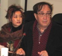 84岁导演谢晋去世，刘晓庆提着一袋钱给家属被拒，刘晓庆：你不要，我就撒大厅里！