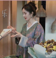 形容地好准确，杨幂这一身像在北京刚买了四合院