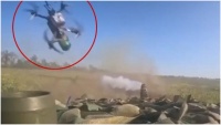 外媒：一辆俄军坦克遭两架乌军无人机袭击后毫发未损，视频曝光